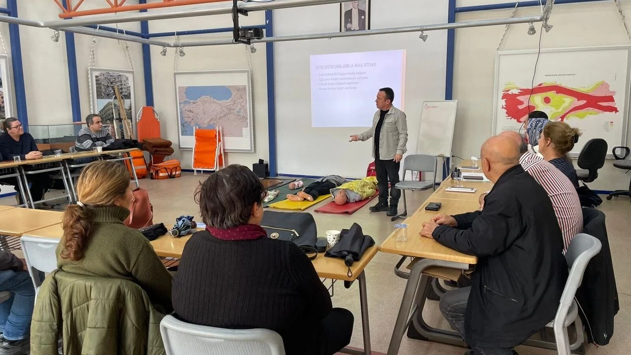 Afete Karşı Bilinçli Toplum: Karşıyaka’nın Gönüllüleri Eğitimle Güçleniyor