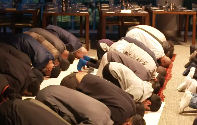 Old Trafford’da Ezan Sesleri: Manchester United’dan Tarihi İftar Daveti!