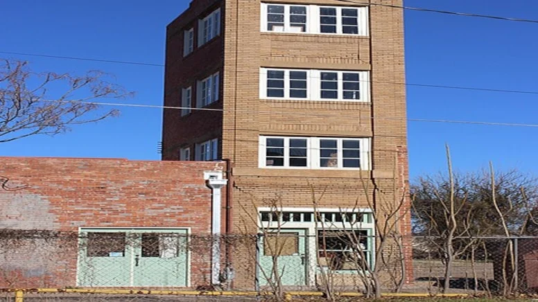 Guinness Onaylı: Dünyanın En Küçük Gökdeleni Teksas’ta Yükseliyor!