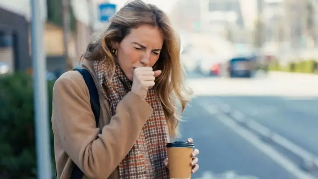 İnatçı öksürüğe doğal çözümler: 7 etkili yöntemle öksürüğü hafifletmenin yolları