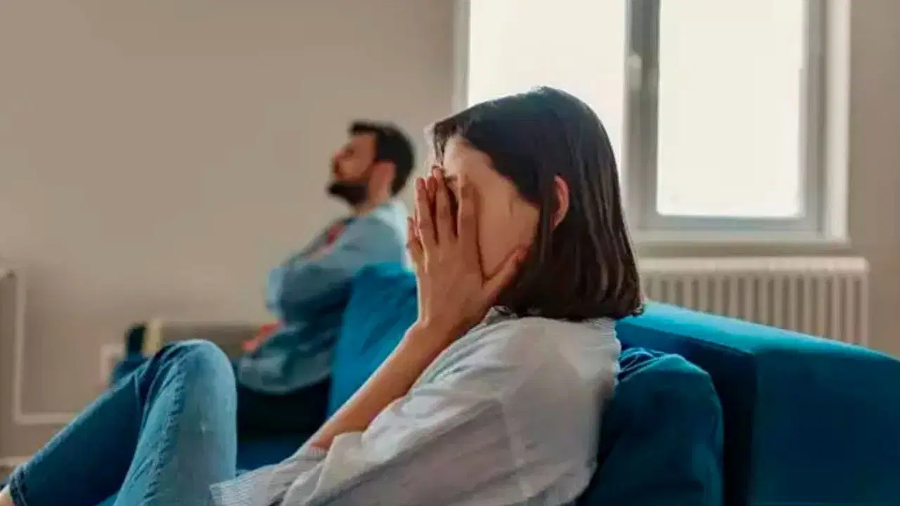 Çocukluk travmalarının romantik ilişkileri etkilediğini gösteren 7 işaret