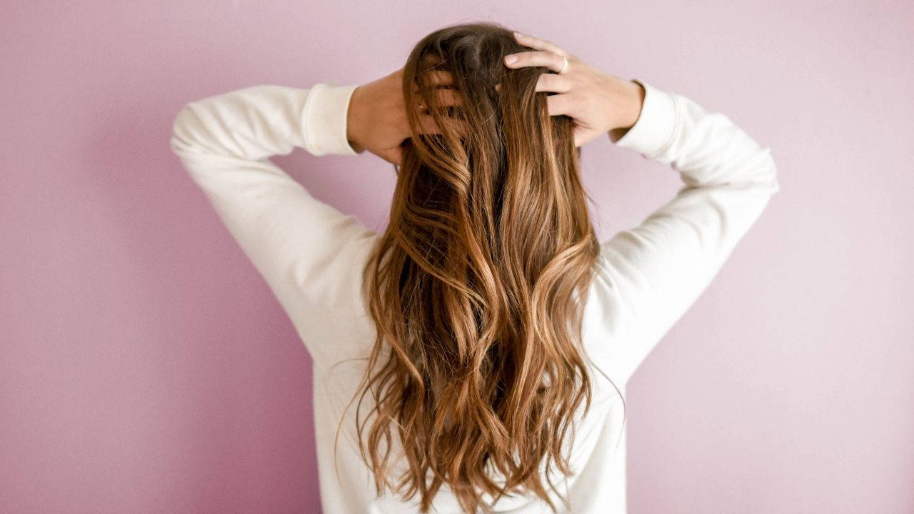 Baharın Tazeliği Saçlarınızda: Mevsim Geçişinde Canlı ve Sağlıklı Saçlar İçin 7 Öneri