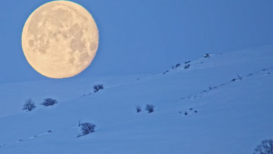 Karlı zirveler ve dolunaydan görsel şölen