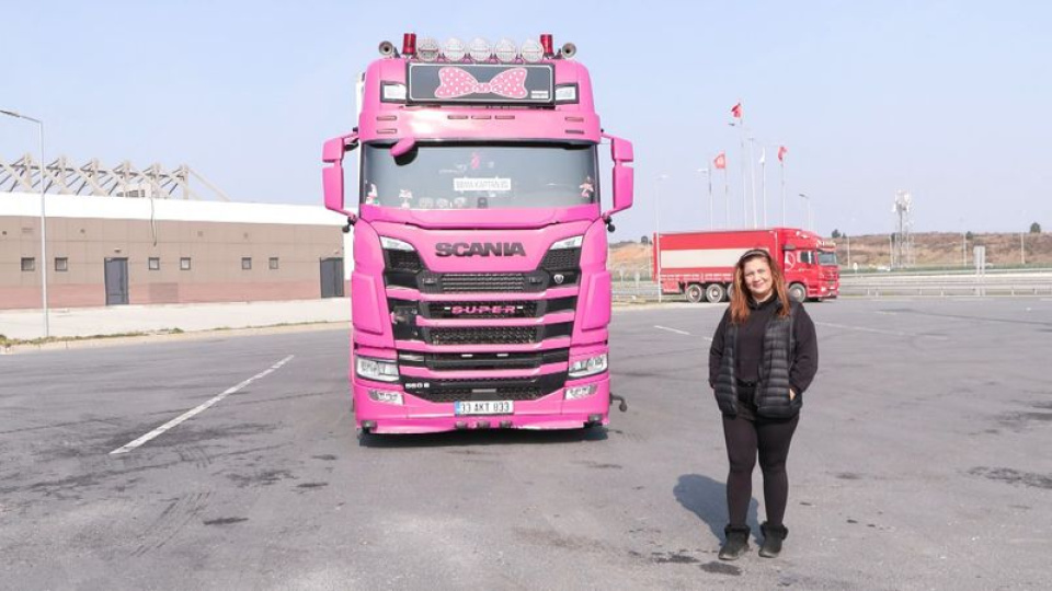 Direksiyonda bir anne: Pembe TIR’ıyla ülkeler arası yük taşıyor