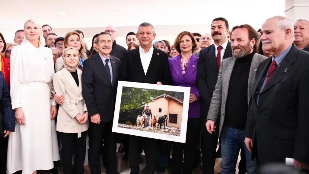 ÖZGÜR ÖZEL, ESKİŞEHİR’DE KANSU ŞİİRLERİ VE KADIN FOTOĞRAFLARI SERGİSİNDE(Kardeş Haber)