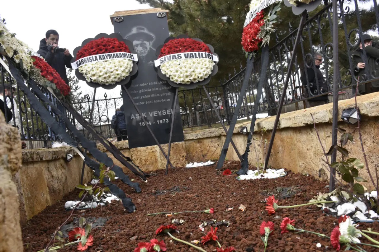 AŞIK VEYSEL, VEFATININ 53. YILINDA ANILDI