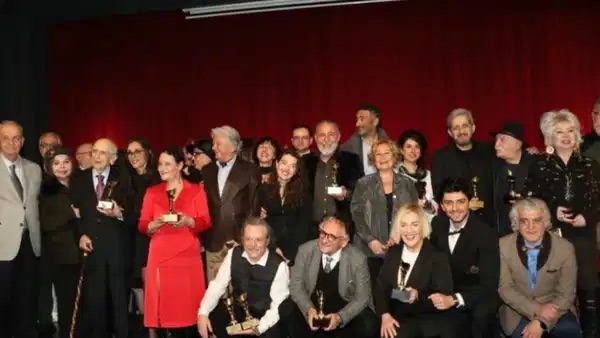 İSMET KÜNTAY TİYATRO ÖDÜLLERİ’NİN 50’NCİSİ, DÜZENLENEN TÖRENLE SAHİPLERİNE SUNULDU: YARIM ASIRLIK GURUR