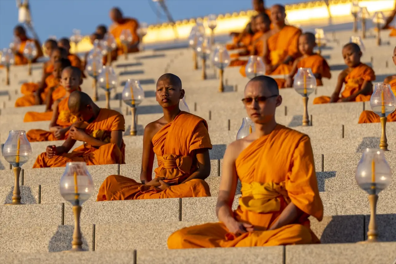 Tayland’da Işık Seli: Binlerce Budist “Makha Bucha” İçin Tapınaklara Akın Etti!