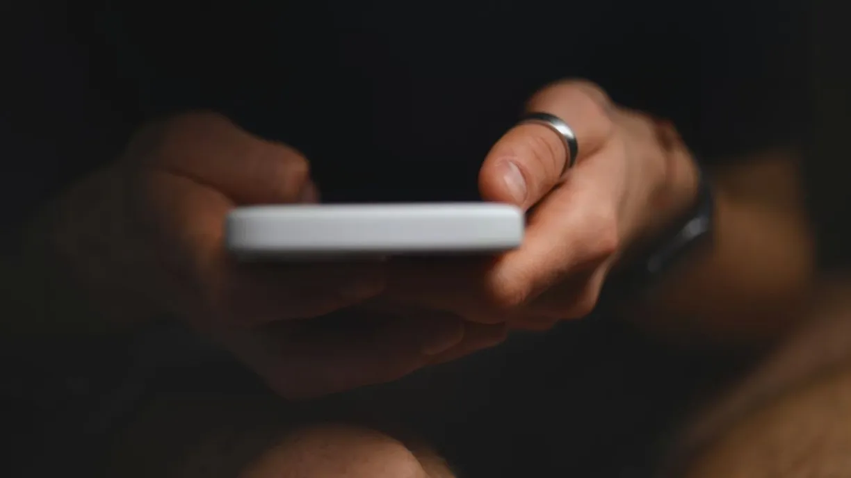 Zihninizin “Patronu” Siz Olun: İlk Bir Saatte Telefonu Bırak, Kontrolü Ele Al!