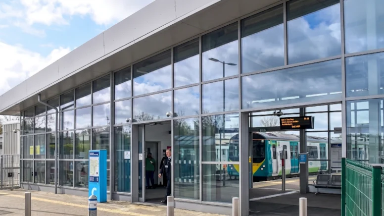 Milyonluk istasyon hazır ama yolcuya kapalı: İngiltere’de “hayalet tren” krizi (Kardeş Haber)