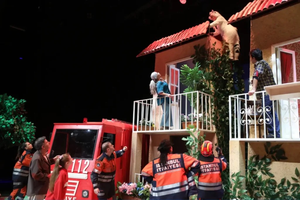 Şehir Tiyatroları, çocuklar için hazırladığı yeni oyun “İtfaiyecinin Sırrı” ile sahneye çıktı.(Kardeş Haber)