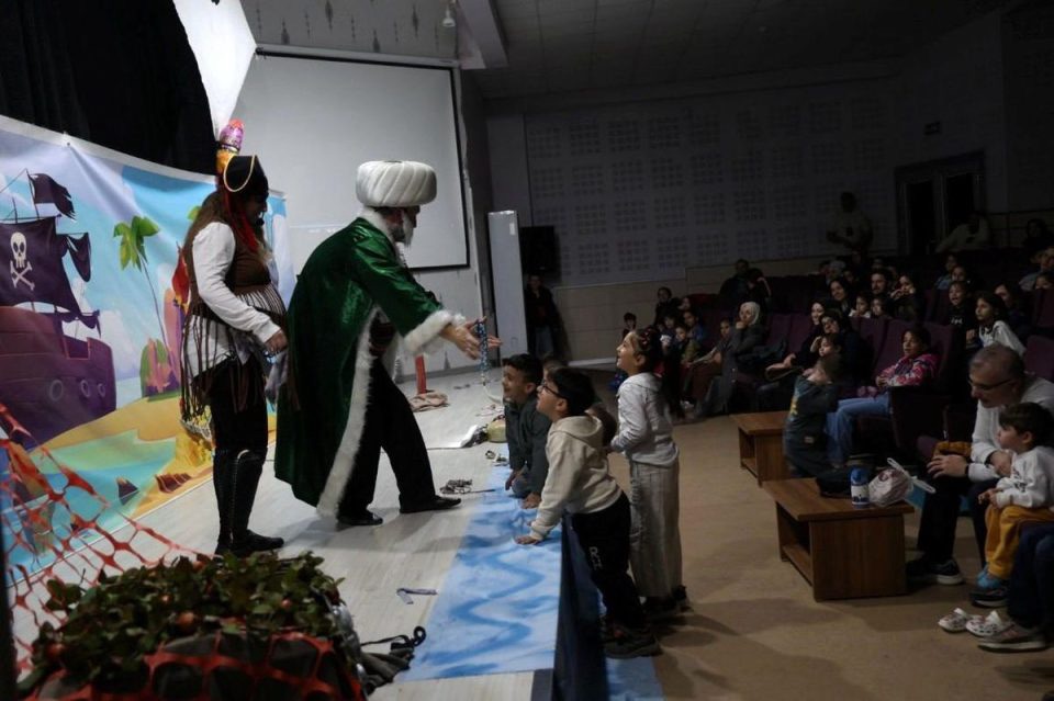 Çocuklar “Nasrettin Hoca Korsanlara Karşı” Oyununda Bir Araya Geldi(Kardeş Haber)