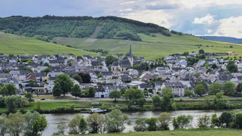 İlana Bir Haftada 116 Kişi Başvurdu! O Ülkede Köye Taşınmayı Kabul Edenlere Bedava Ev ve İş Verilecek…(Kardeş Haber)