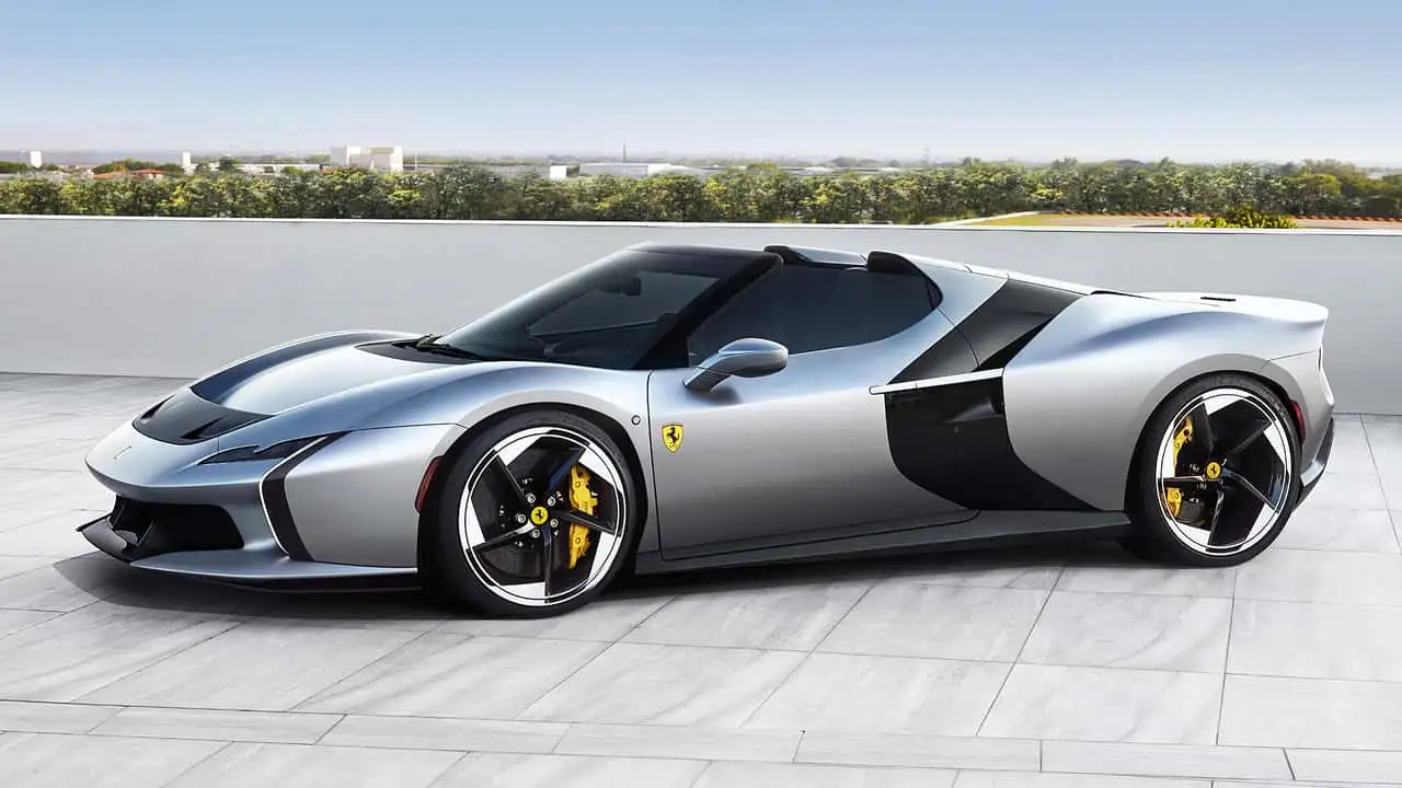 Asfaltta Fütüristik İtalyan Devrimi: V8 Motorlu Ferrari HC25 Sahnede
