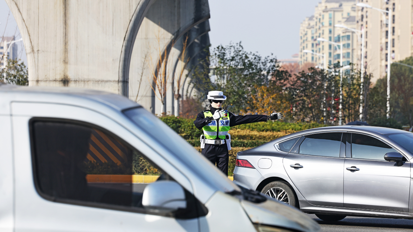 İnsansı robotlar şimdi de trafik kontrolüne başladı: Polise yardımcı olup yayaları yönlendiriyorlar